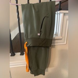 Figs Women’s Moss Zamora - Petite jogger scrubs pants